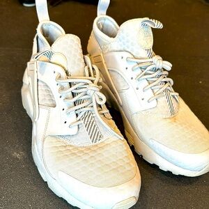 Men’s size 9 Nike Hurrache